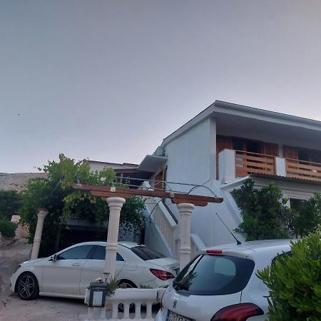 Studio Apartment Iva - 50 M From The Sea-Balcony باغ المظهر الخارجي الصورة