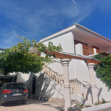 Studio Apartment Iva - 50 M From The Sea-Balcony باغ المظهر الخارجي الصورة