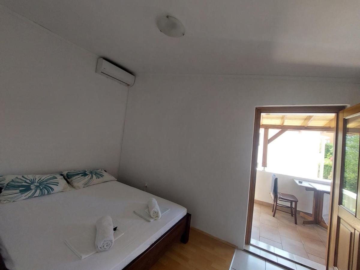 Studio Apartment Iva - 50 M From The Sea-Balcony باغ المظهر الخارجي الصورة