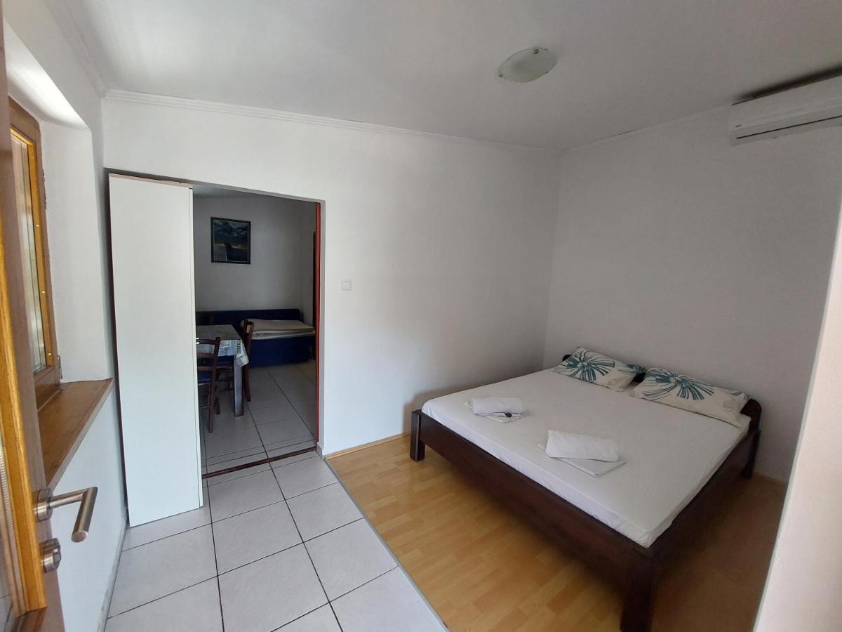 Studio Apartment Iva - 50 M From The Sea-Balcony باغ المظهر الخارجي الصورة