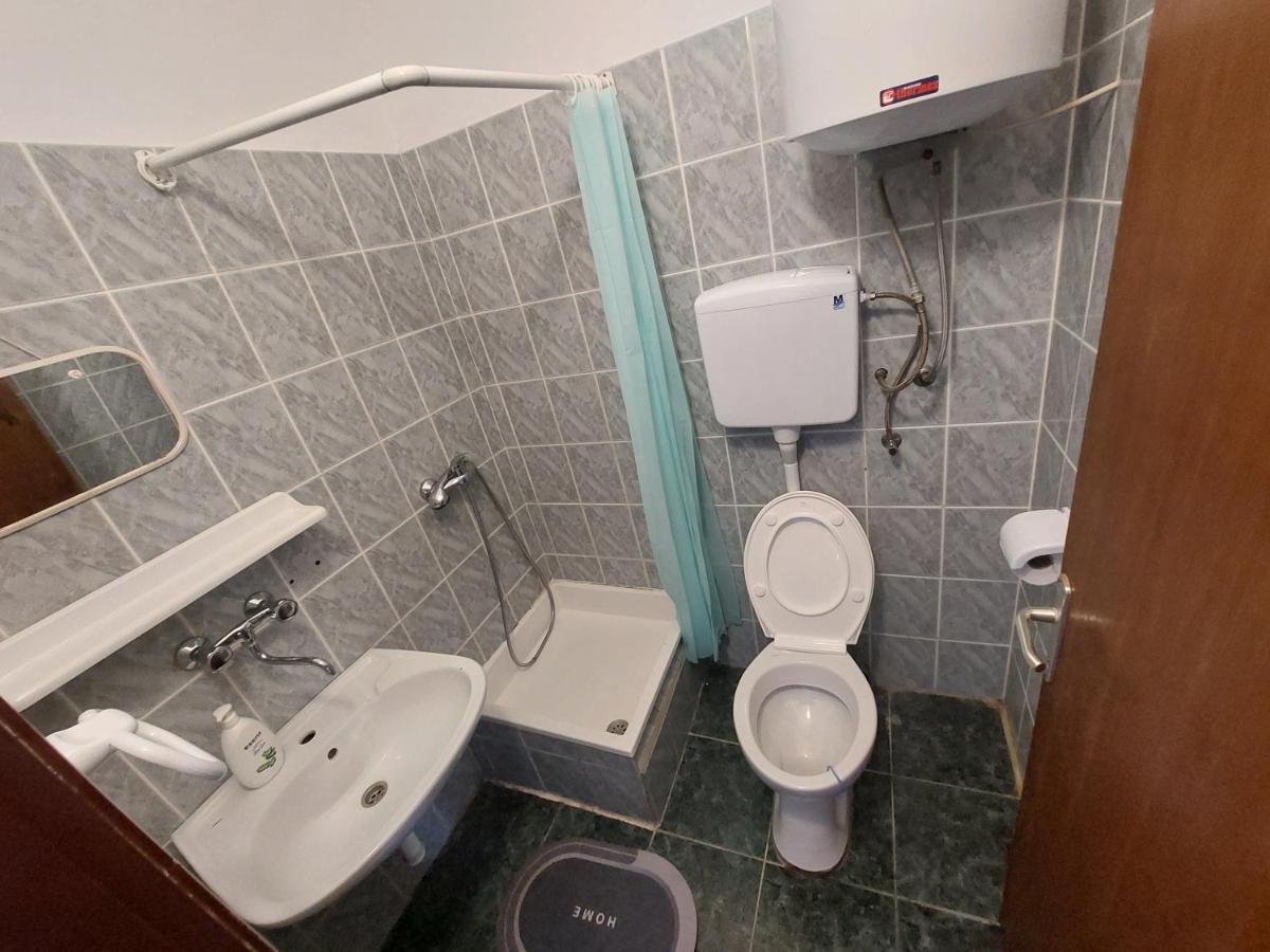 Studio Apartment Iva - 50 M From The Sea-Balcony باغ المظهر الخارجي الصورة